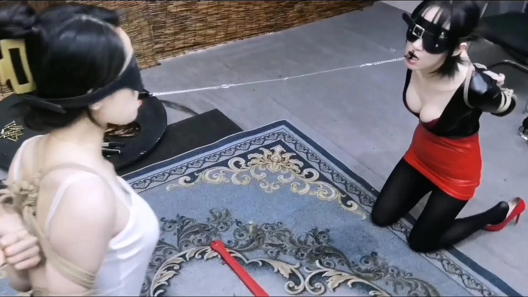 柔仙儿和艺仙儿夹舌拔河比赛又开始了-16