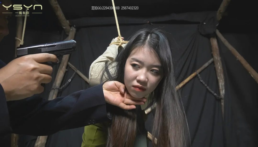 【姐妹情深】军统姐妹花身份暴露不幸被捕背吊在刑房全身捆绑晕死又绑老虎凳脱靴挠打脚心夹脚趾不屈五花大绑秘毙-4