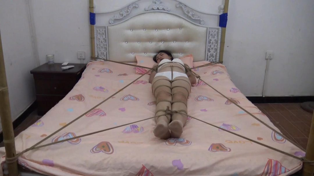 定拍转公映《深入虎穴》跟踪歹徒深入匪窝反被歹徒制服关在匪窝折磨-1