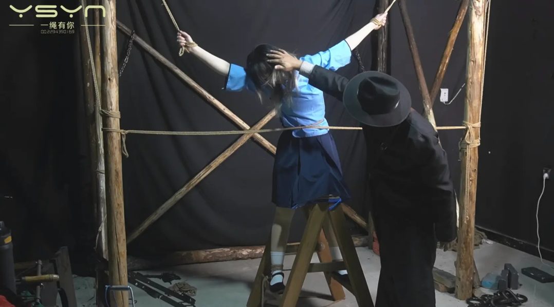 身着五四装的留洋女学生被抓刑房受尽吊打木马绳索勒腰老虎凳扎脚心绞死-7