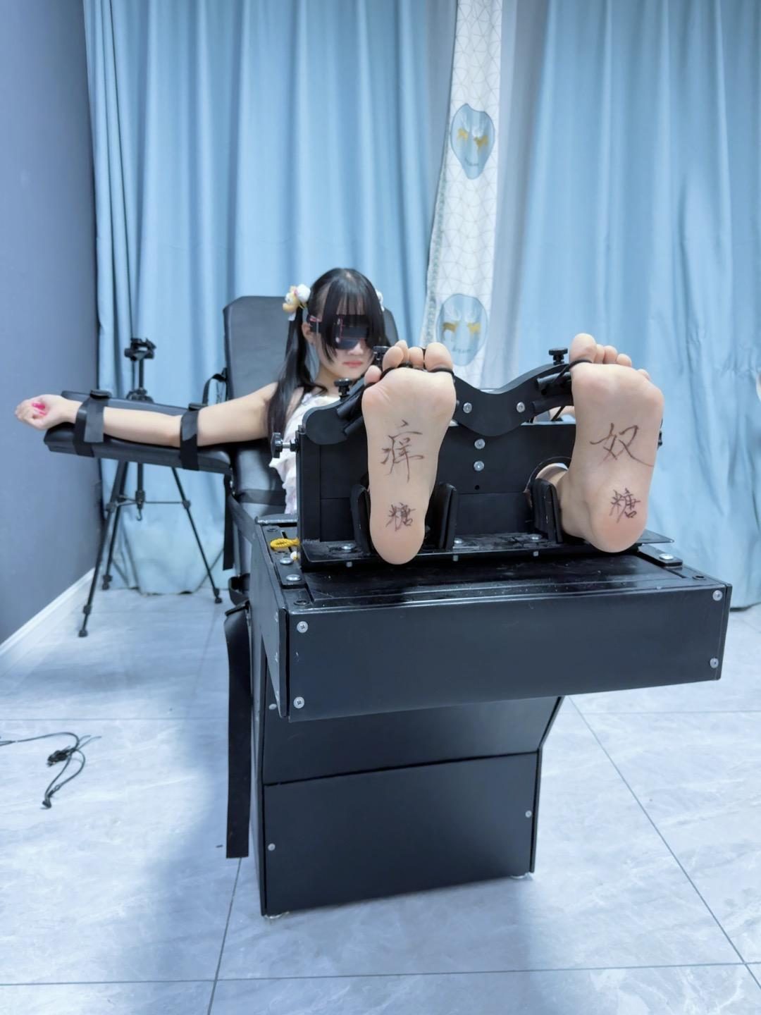 【咕咕】糖糖山药责-新鲜山药涂抹脚心腋下、足底“按摩”、羞耻足底涂鸦、小萝莉哭腔求挠！-4