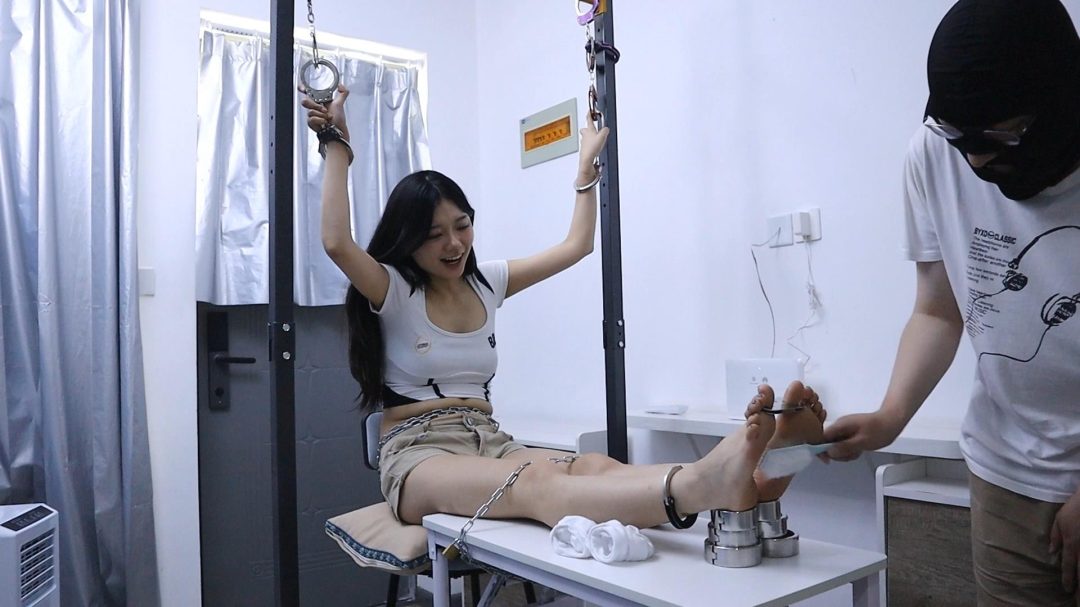 趾间艺束工作室 特工玉瑶被敌方擒获 老虎凳 吊脚趾 打脚心 夹脚趾拶指 白袜子拷打 手铐脚铐脚趾铐 虐足疼到嗷嗷叫-6