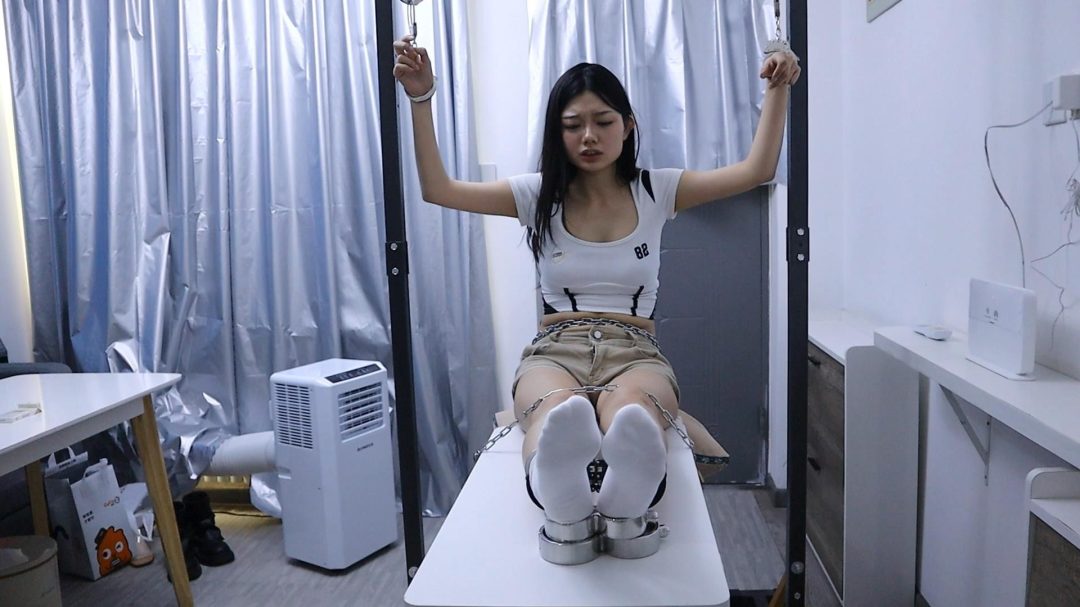 趾间艺束工作室 特工玉瑶被敌方擒获 老虎凳 吊脚趾 打脚心 夹脚趾拶指 白袜子拷打 手铐脚铐脚趾铐 虐足疼到嗷嗷叫-3