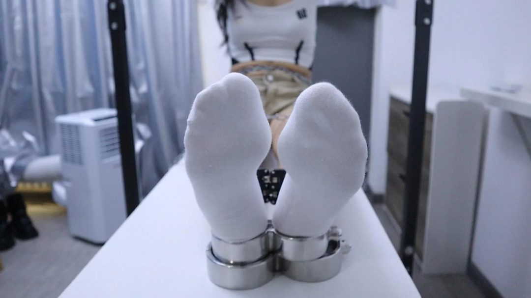 趾间艺束工作室 特工玉瑶被敌方擒获 老虎凳 吊脚趾 打脚心 夹脚趾拶指 白袜子拷打 手铐脚铐脚趾铐 虐足疼到嗷嗷叫-4
