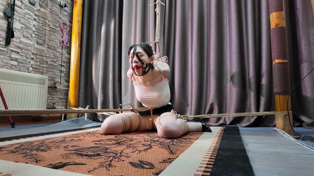 一绳所爱工作室定拍：卢曼莹直臂紧缚痛苦折磨 鞭打TK 柠檬口球口水直流-5