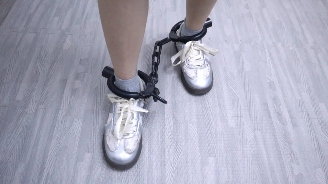 趾间艺束工作室 日本间谍樱子被捕审讯审判处决 挠脚心TK 手铐脚铐脚趾铐-2