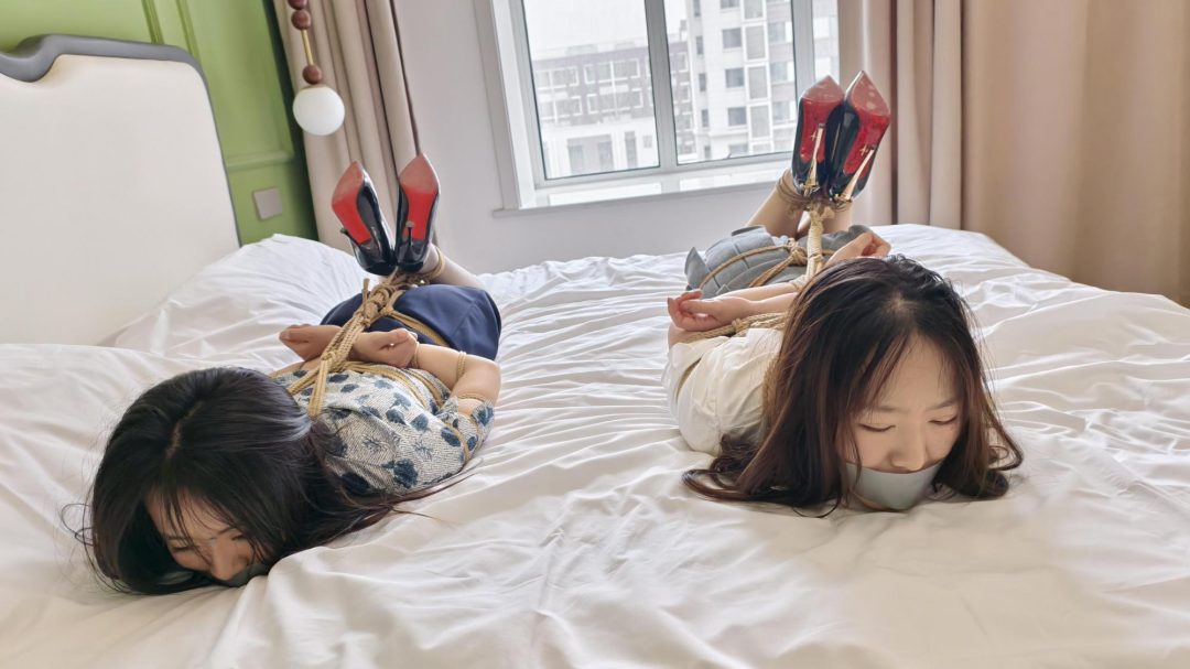 【鑫鑫工作室】闺蜜的出卖 琪琪和林嘉是很好的闺蜜，两人吃完饭逛完街，琪琪说搞到了很好玩的东西，邀请她去家里，林嘉爽快的答应了，还约了若琪，准备把她的两个好闺蜜 二人驷马绑起来，丝袜堵嘴，胶带缠嘴，TK-13