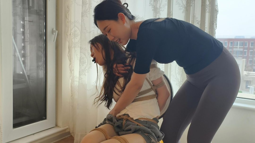 【鑫鑫工作室】闺蜜的出卖 琪琪和林嘉是很好的闺蜜，两人吃完饭逛完街，琪琪说搞到了很好玩的东西，邀请她去家里，林嘉爽快的答应了，还约了若琪，准备把她的两个好闺蜜 二人驷马绑起来，丝袜堵嘴，胶带缠嘴，TK-9