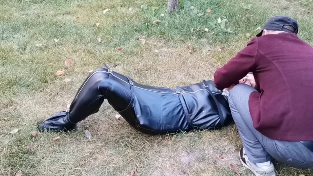 云儿白色硬绳五花紧缚户外大路旁草丛双层全包-5