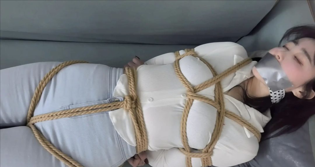 高冷栖月新作《尾随而至》牛仔裤入室 捆绑自救-6