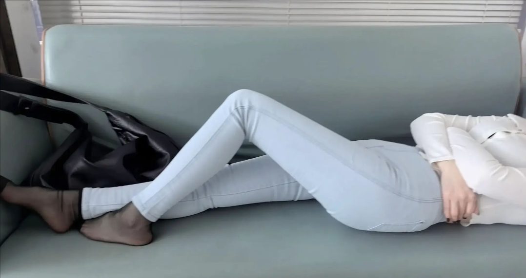 高冷栖月新作《尾随而至》牛仔裤入室 捆绑自救-5