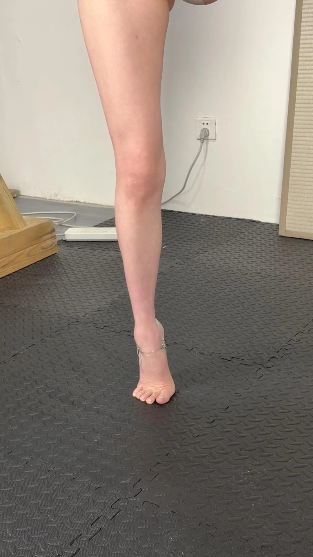 【YM出品】《客户定拍裸足单脚垫脚罚站》-3