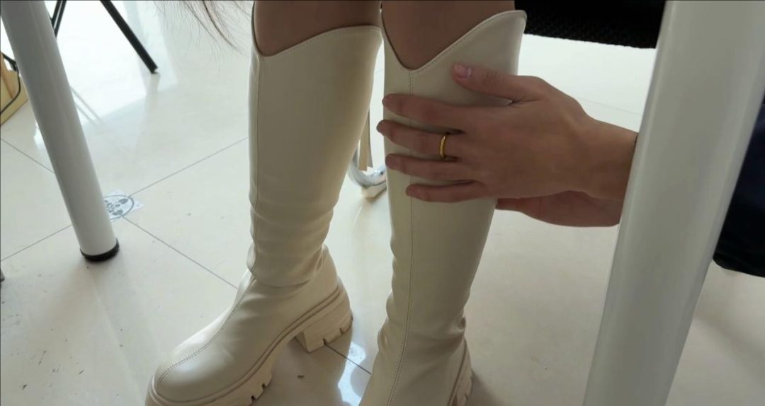 【极致的脱衣秀和虐足】制服 脱衣 虐足 闻脚 挠脚-8