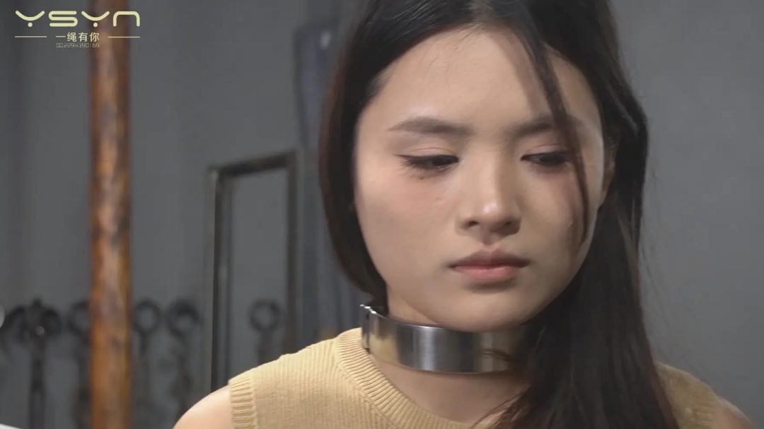 【终极惩戒】170美女柳依被戴上颈拷重镣金属拘束架吊起打挠脚心各种手铐板拷拇指拷一字杆驷马又一番挠打虐式惩罚-8