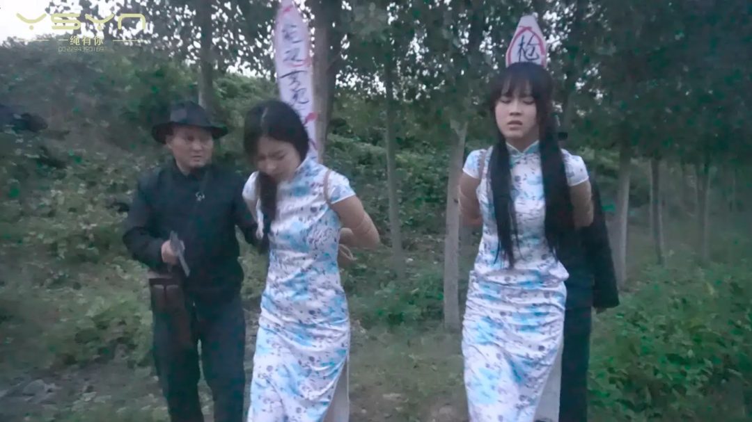 【铁骨芳心】漂亮姐妹俩情报室被捕刑房绑在一起垫脚鞭打老虎凳后手吊俩特务划拳输赢选-17