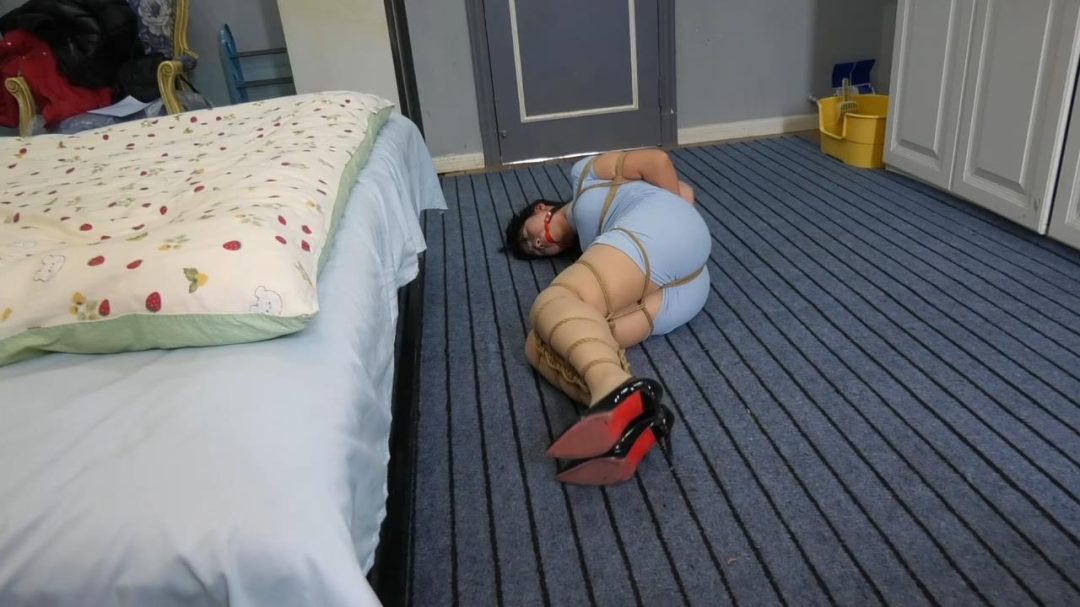 《入室的恶魔 》完整版 职场女白领及其闺蜜被女恶魔绑架并捆绑调教折磨-2