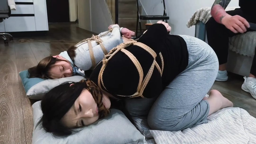 禾一工作室定拍微剧情—《入室捆绑》姐妹篇 姐姐关关遭遇入室捆绑 妹妹回家后也被歹徒捂晕 与姐姐一起被紧缚玩弄-10