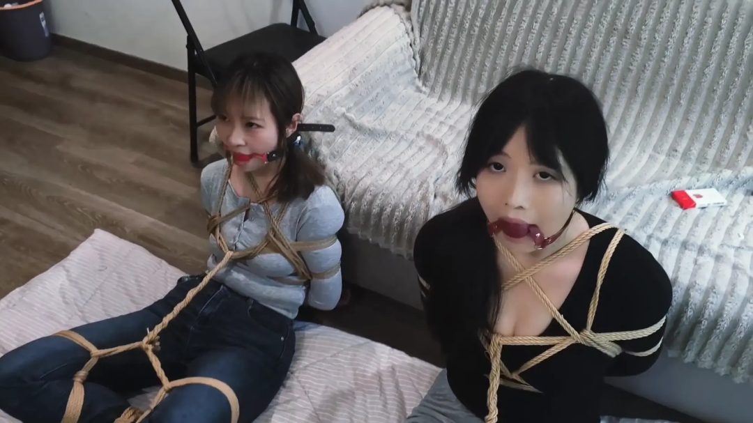 禾一工作室定拍微剧情—《入室捆绑》姐妹篇 姐姐关关遭遇入室捆绑 妹妹回家后也被歹徒捂晕 与姐姐一起被紧缚玩弄-7