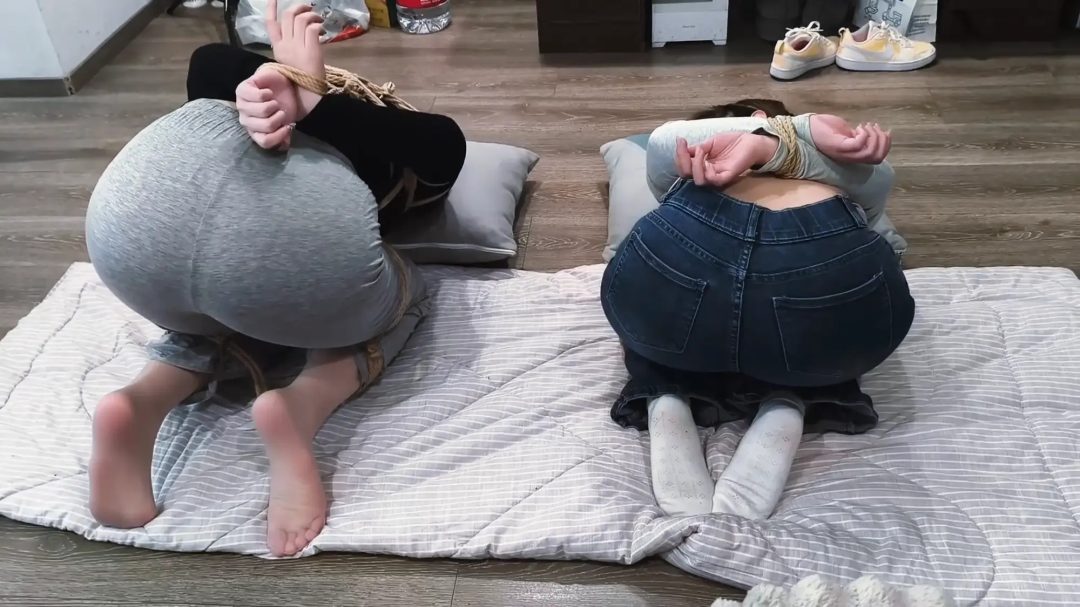 禾一工作室定拍微剧情—《入室捆绑》姐妹篇 姐姐关关遭遇入室捆绑 妹妹回家后也被歹徒捂晕 与姐姐一起被紧缚玩弄-8