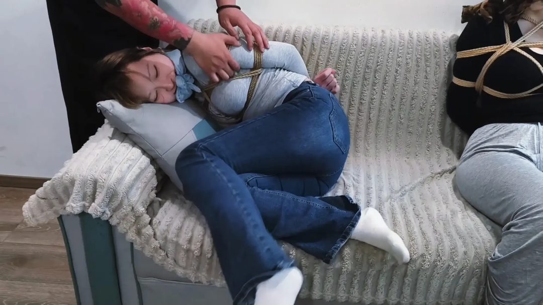 禾一工作室定拍微剧情—《入室捆绑》姐妹篇 姐姐关关遭遇入室捆绑 妹妹回家后也被歹徒捂晕 与姐姐一起被紧缚玩弄-6