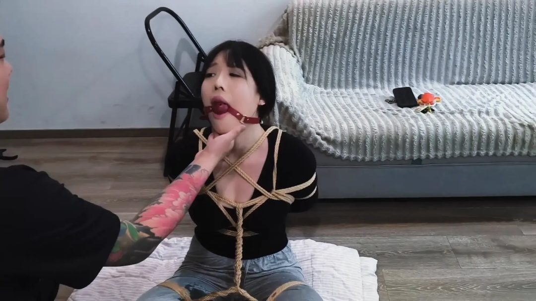 禾一工作室定拍微剧情—《入室捆绑》姐妹篇 姐姐关关遭遇入室捆绑 妹妹回家后也被歹徒捂晕 与姐姐一起被紧缚玩弄-1