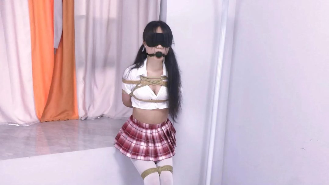 《路崽日记》-日式紧缚+胸缚+并腿缚+口塞+跪走+摸熊+欧式直臂紧缚+打脸+自行舔食+投喂零食+喂水+口塞+sp打屁股-1