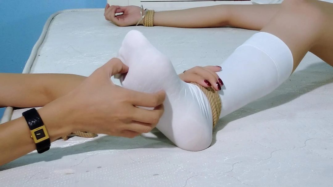 【樱束原创】《痒模面试》定拍转公映！小姐姐来模特公司面试“痒模”，面试官考察她的身材过关后将她大字捆绑在床上开始测试她身体各个部位的怕痒程度！看她的敏感程度...-1