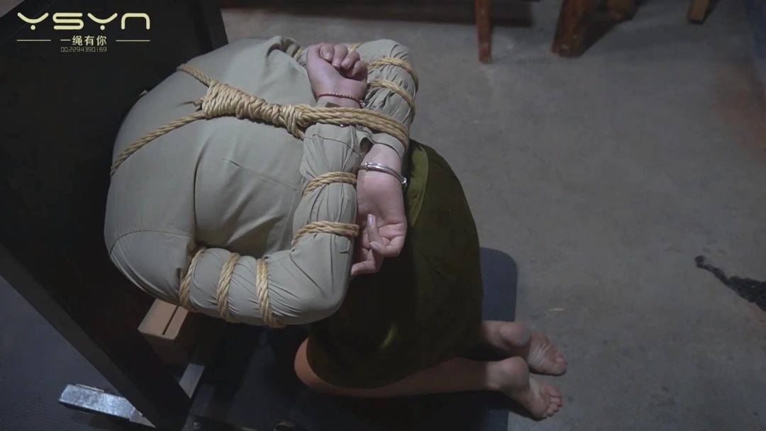 【血色娇颜】女军统蔡文雅发报被特务押到刑房大字绑老虎凳鞭打刷挠夹蜡烛烫滴脚五花大绑断头台-8