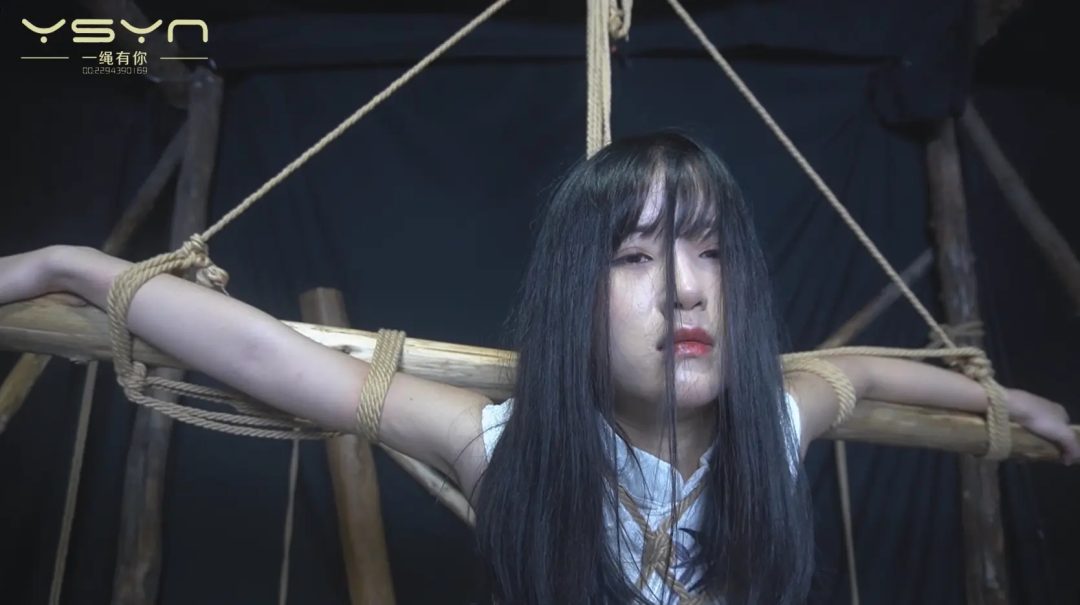 女地下情报员遭叛徒出卖五花大绑龟甲缚吊起鞭打手脚捆绑打挠脚心蒙眼极刑挣扎牺牲-8