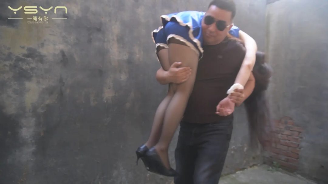 【恋足狂魔】变态老肥捂晕睡衣女孩（陈好）捆绑挠脚心玉足玉体-4