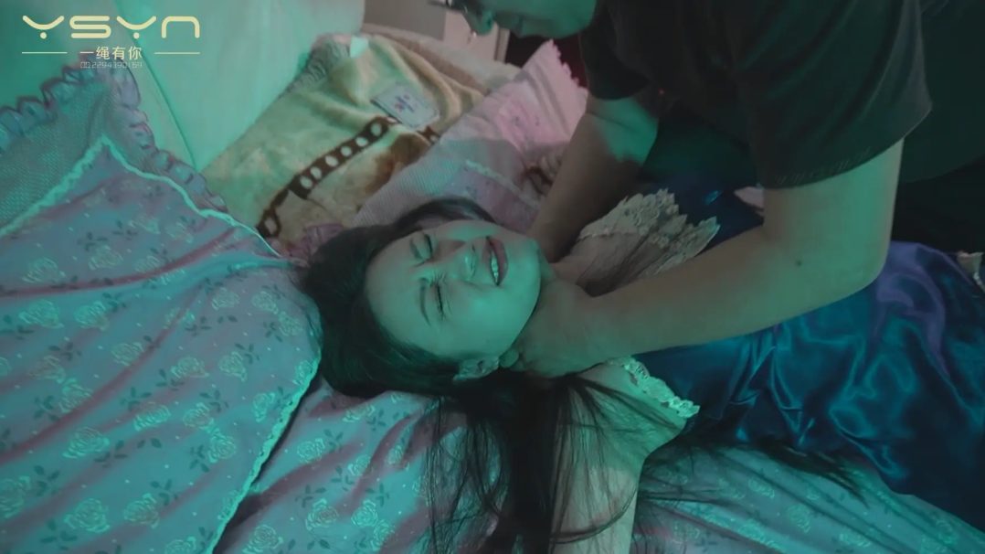 【恋足狂魔】变态老肥捂晕睡衣女孩（陈好）捆绑挠脚心玉足玉体-3