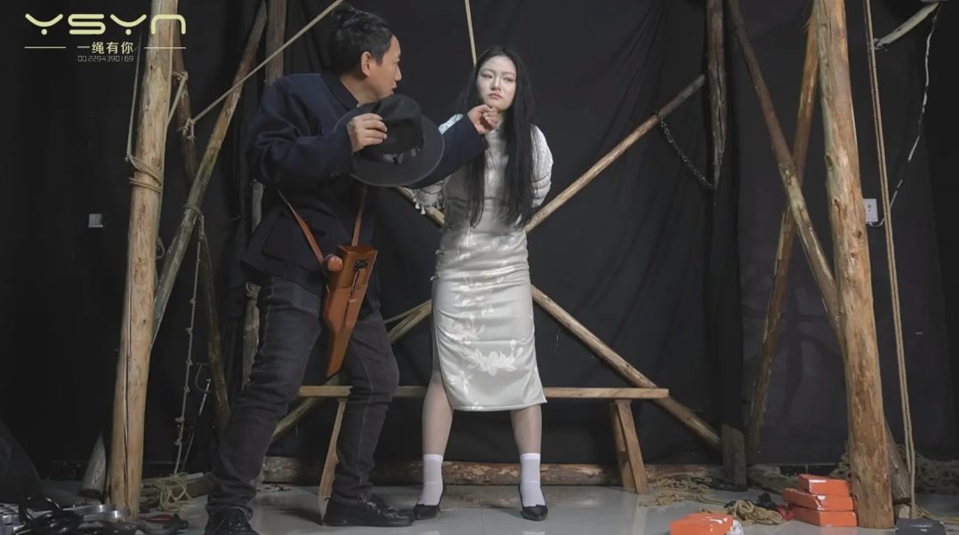旗袍女孩机房被捕五花大绑关押刑房吊起鞭打老虎凳挠脚心拶脚趾滴蜡土拷脚镣五花大绑秘密枪决-7