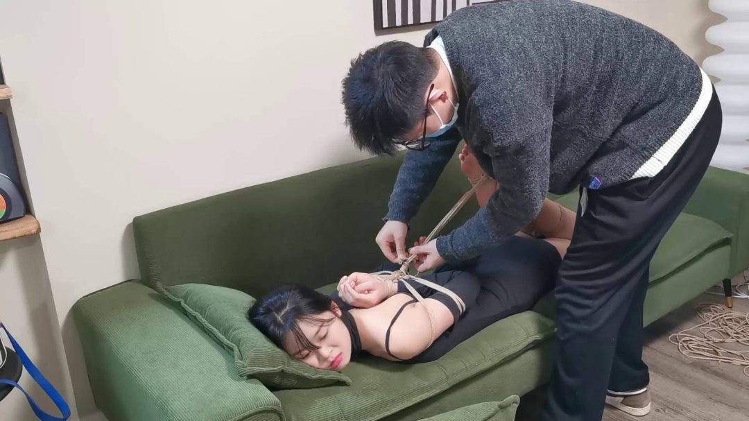 新人小r 堵嘴后手观音驷马加挠脚心-4