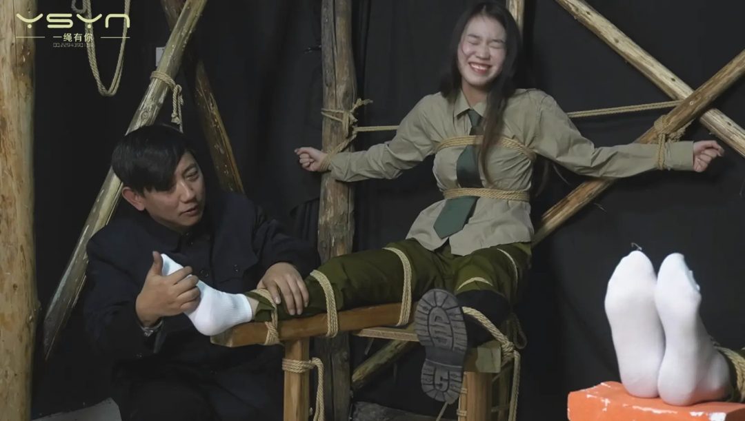 【姐妹情深】军统姐妹花身份暴露不幸被捕背吊在刑房全身捆绑晕死又绑老虎凳脱靴挠打脚心夹脚趾不屈五花大绑秘毙-2
