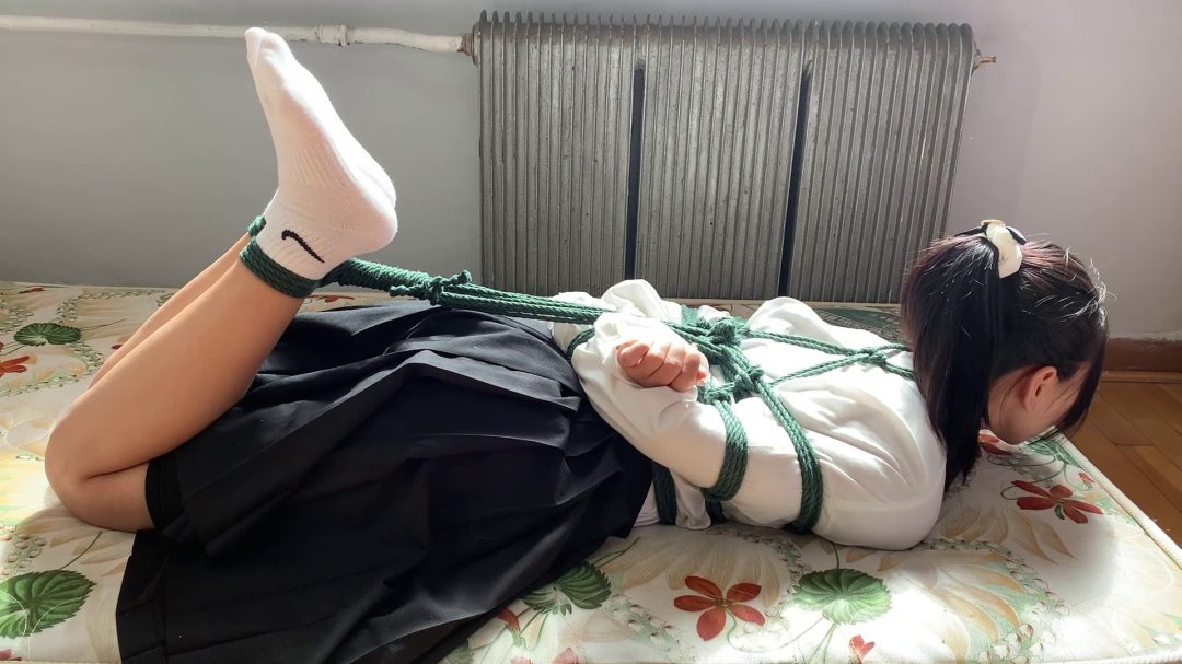 妹子体验捆绑，白棉袜日式驷马挣扎-4