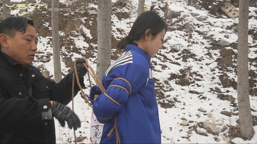 【雪域女死囚】被包养的女经理因伤人入监审讯惩罚判决临刑前模拟捆绑驷马后雪地五花大绑-15