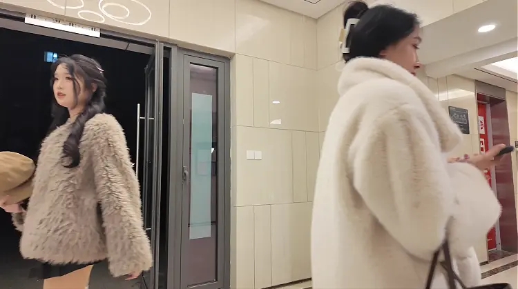 《密语定制》反差御姐与甜妹（相互争斗）-1