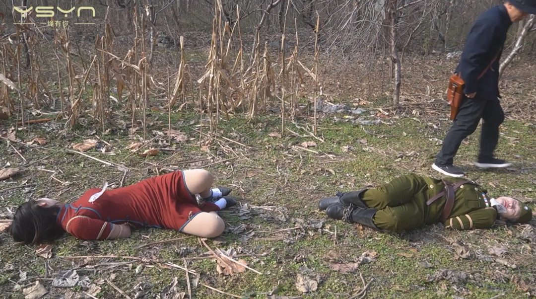 【枪下红颜】卧底（刘雨）审讯（丁晴）被偷窥后也被捆在老虎凳上受刑刑场-12