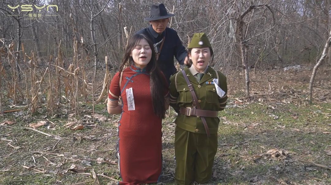 【枪下红颜】卧底（刘雨）审讯（丁晴）被偷窥后也被捆在老虎凳上受刑刑场-11