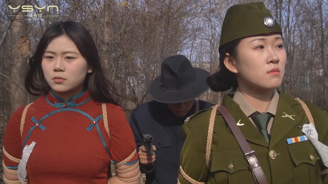 【枪下红颜】卧底（刘雨）审讯（丁晴）被偷窥后也被捆在老虎凳上受刑刑场-10