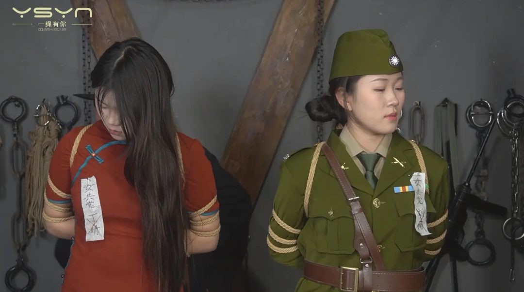 【枪下红颜】卧底（刘雨）审讯（丁晴）被偷窥后也被捆在老虎凳上受刑刑场-9