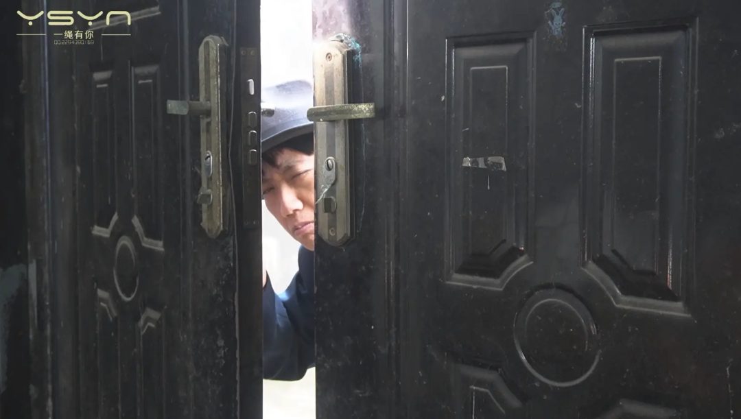 【枪下红颜】卧底（刘雨）审讯（丁晴）被偷窥后也被捆在老虎凳上受刑刑场-8