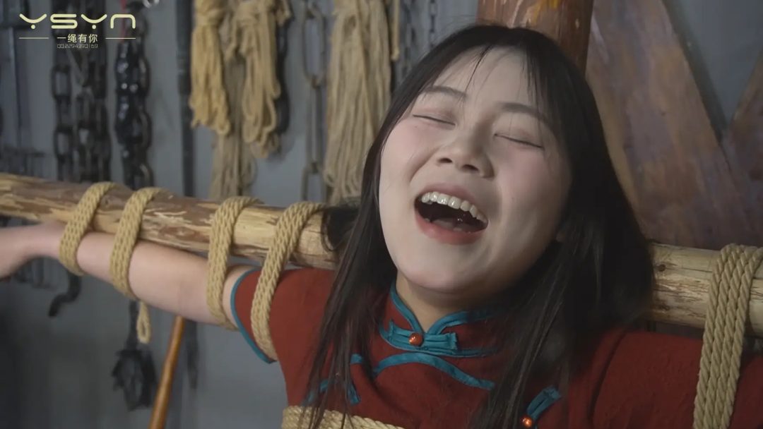 【枪下红颜】卧底（刘雨）审讯（丁晴）被偷窥后也被捆在老虎凳上受刑刑场-7