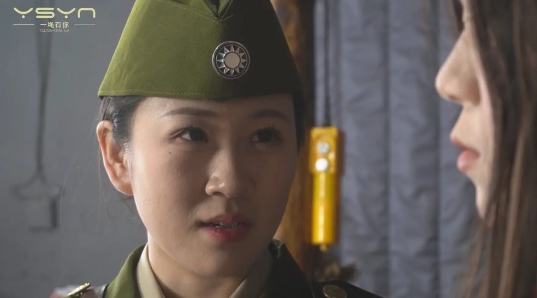 【枪下红颜】卧底（刘雨）审讯（丁晴）被偷窥后也被捆在老虎凳上受刑刑场-6