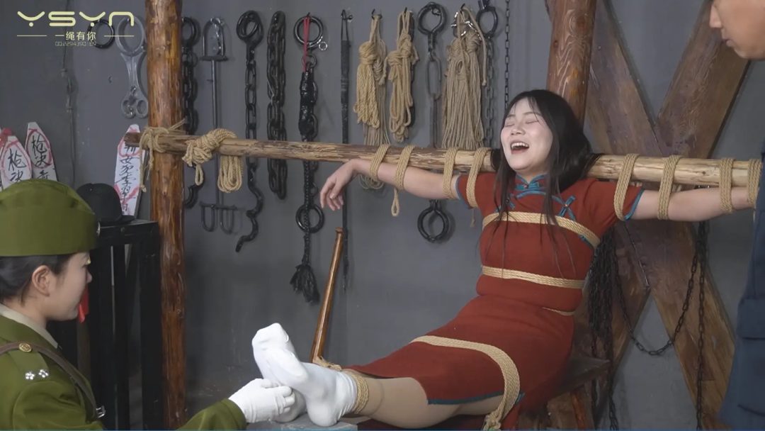 【枪下红颜】卧底（刘雨）审讯（丁晴）被偷窥后也被捆在老虎凳上受刑刑场-2