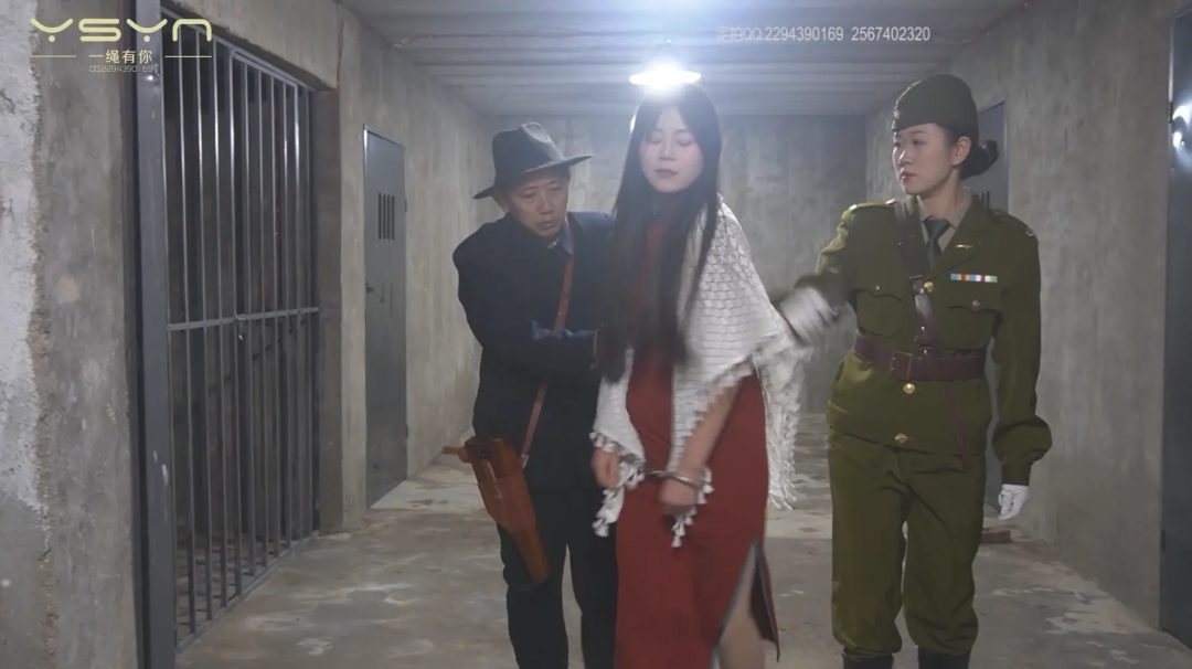 【枪下红颜】卧底（刘雨）审讯（丁晴）被偷窥后也被捆在老虎凳上受刑刑场-1