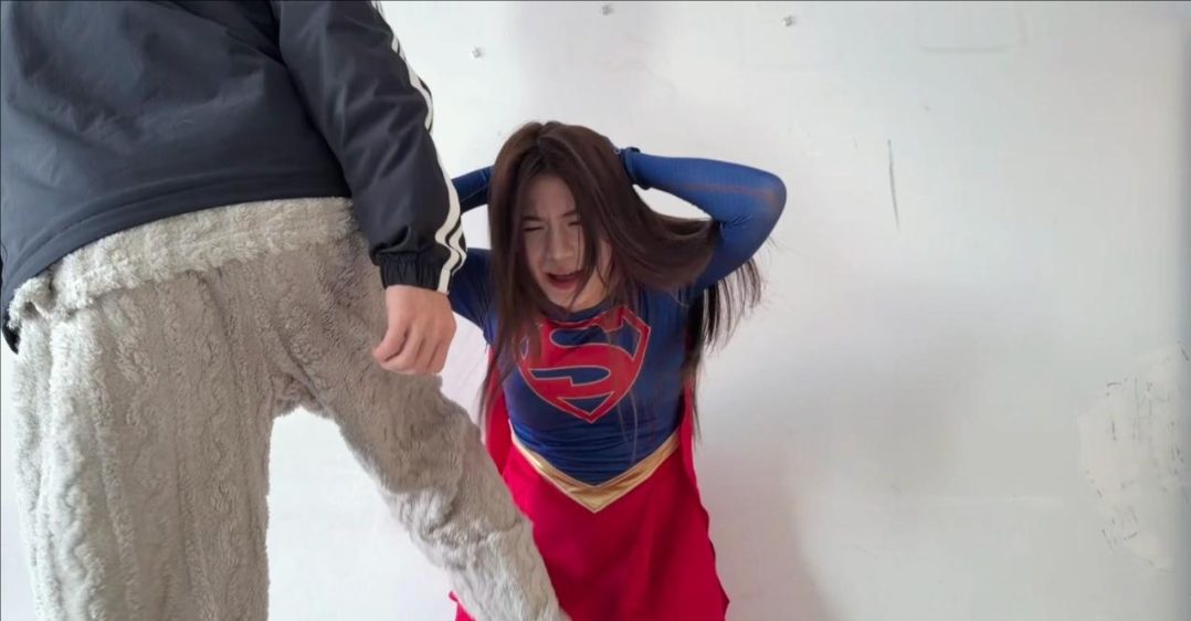 【女魔头受虐时刻】踢裆 失禁 女超人叫声绝了-3