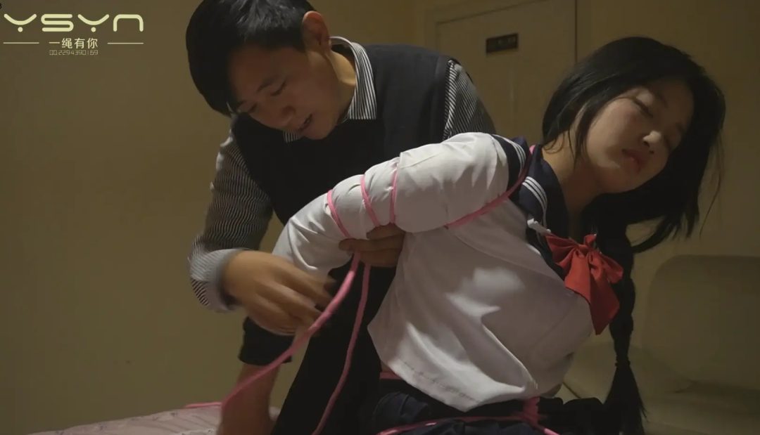 水手服小美女刚进家门被劫匪捂晕各种全身紧敷捆绑挠痒痒玩弄一番她能否逃脱？-5