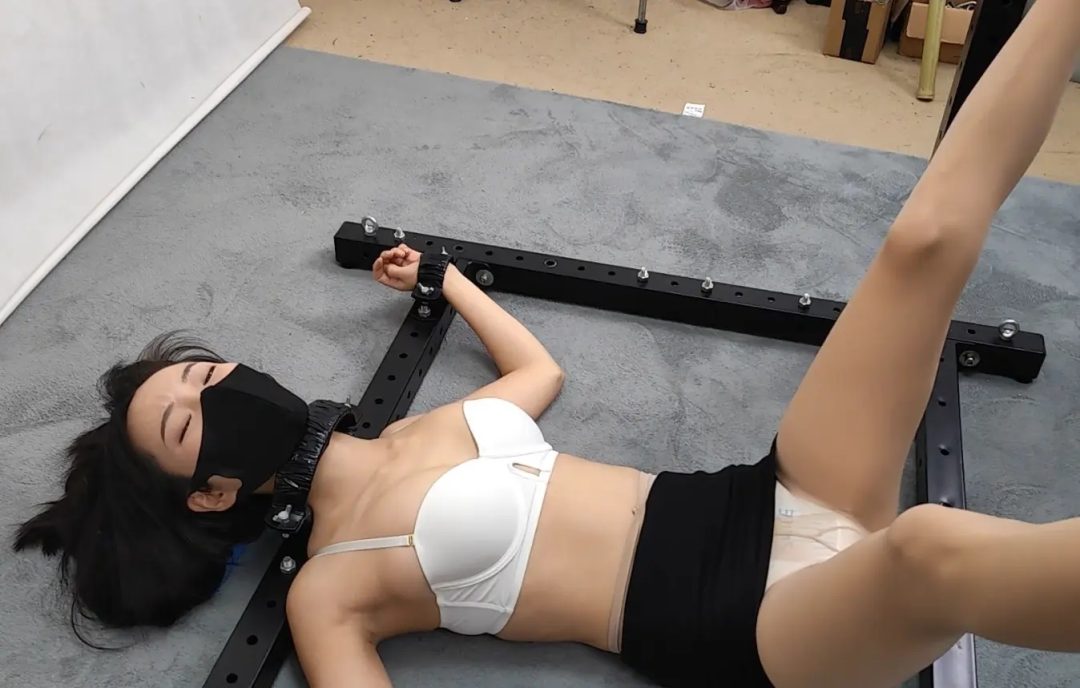 躺在地上手腕 头部固定 分腿挠痒折磨-4