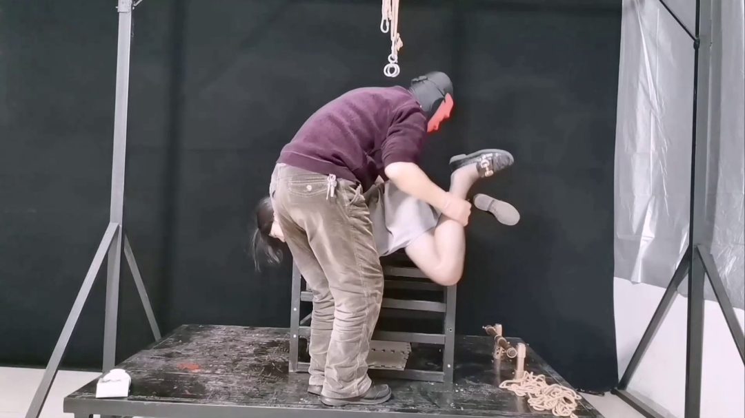 玉仙儿逃课去小树林玩，被蒙面人袭击控制-3